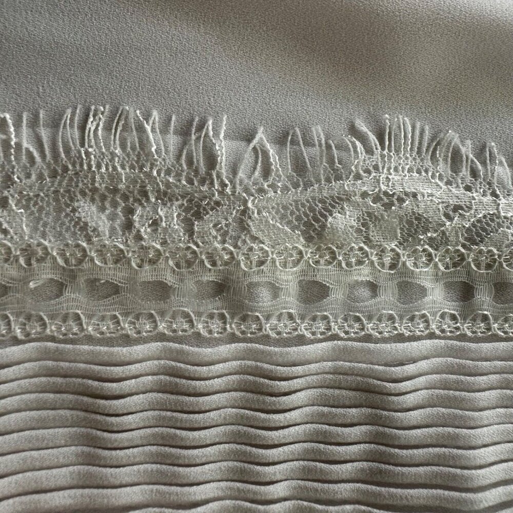 Sleeveless Blouse Womens‎ Cream Pintuck Lace Trim Pleated V-Neck High-Low Top - Picture 13 of 16